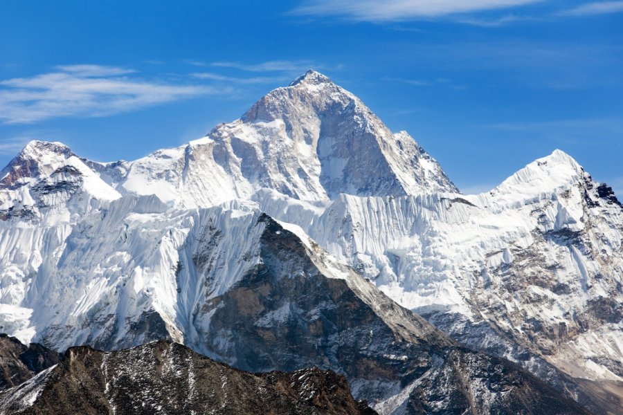 Mont Makalu. Daniel Prudek - Shutterstock.com