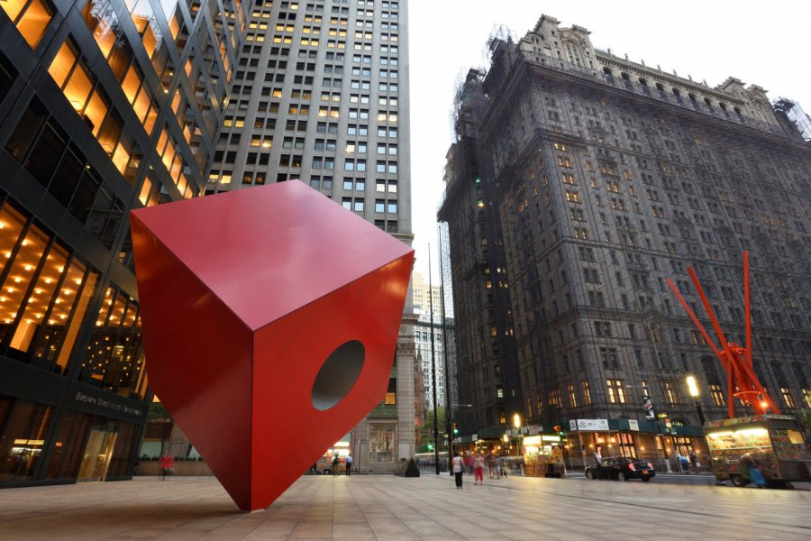L'iconique cube rouge de Isamu Noguchi, New York, 1968. shutterstock.com - astudio