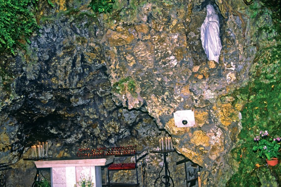 Réplique de la grotte de Lourdes - couvent St-Gildard VALÉRY D'AMBOISE