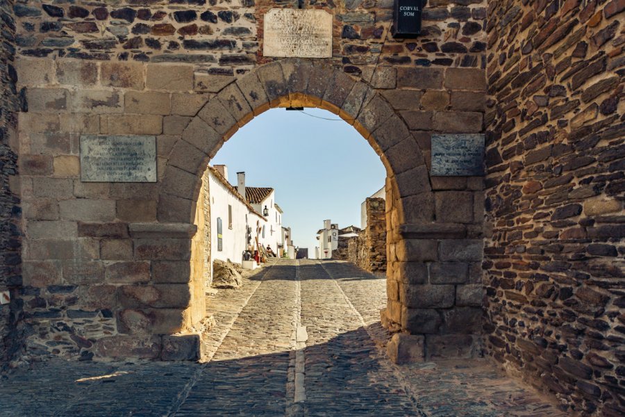 La ville fortifée de Monsaraz. Bureau de Promotion Touristique de l'Alentejo