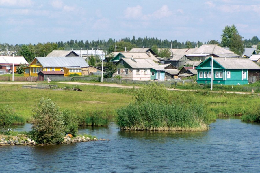 Village en bordure du fleuve. Stéphan SZEREMETA
