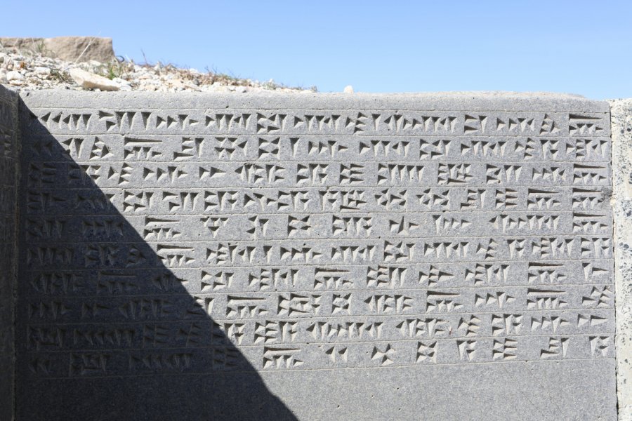 Inscription en urartéen (la langue d'Ourartou), par le roi Arguishti à la forteresse d'Erébouni. Yasemin Yurtman Candemir - Shutterstock.com