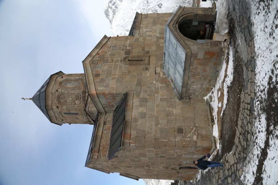 Eglise de Gergeti, non loin de la ville de Stépantsminda. Pascal Mannaerts - www.parcheminsdailleurs.com