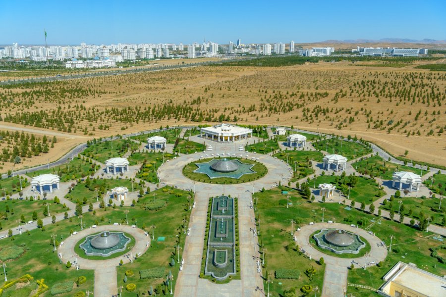 Vue sur le parc et la ville de Achgabat. mbrand85 - Shutterstock.com