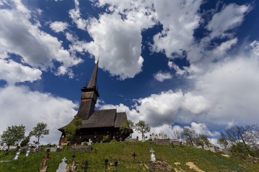 L'église en bois de Șurdești. Dan Tautan - Shutterstock.com
