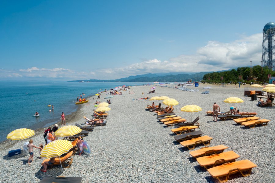 En été on profite de l'ensoleillement des plages, comme ici à Batoumi. Anton Gvozdikov - Shutterstock.com