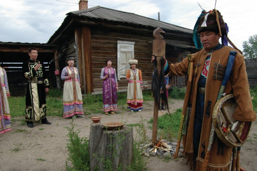 Tribu bouriate réunie autour du Chaman Stéphan SZEREMETA