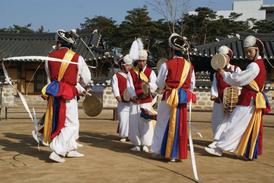 Danses et musiques traditionnelles. Barthélémy COURMONT