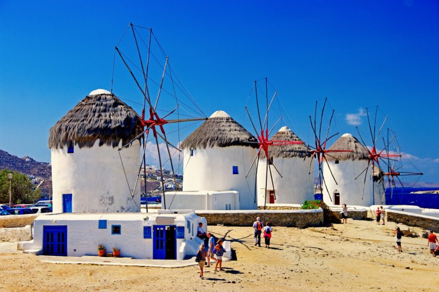 Les moulins de Mykonos. Leoks - Shutterstock.com