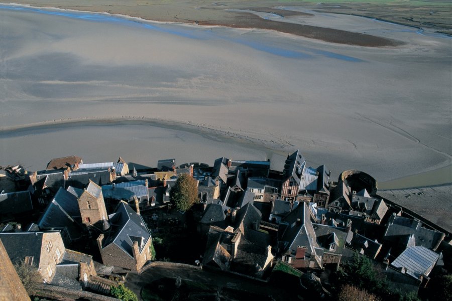 Le Mont-Saint-Michel face à sa baie (© TOM PEPEIRA - ICONOTEC))