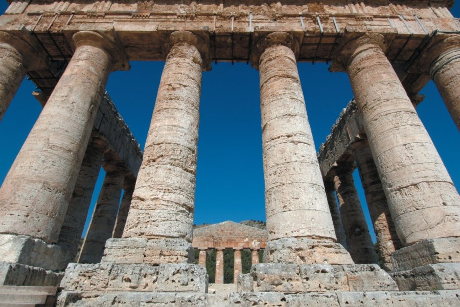 Temple dans la zone archéologique de Segeste. Picsofitalia.com
