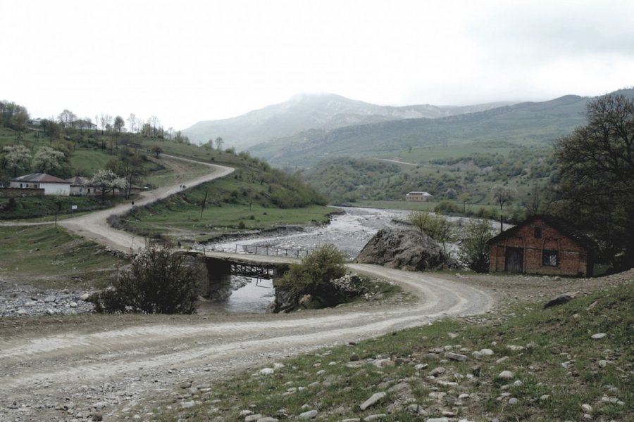 Route vers les chutes. Sylvie FRANCOISE