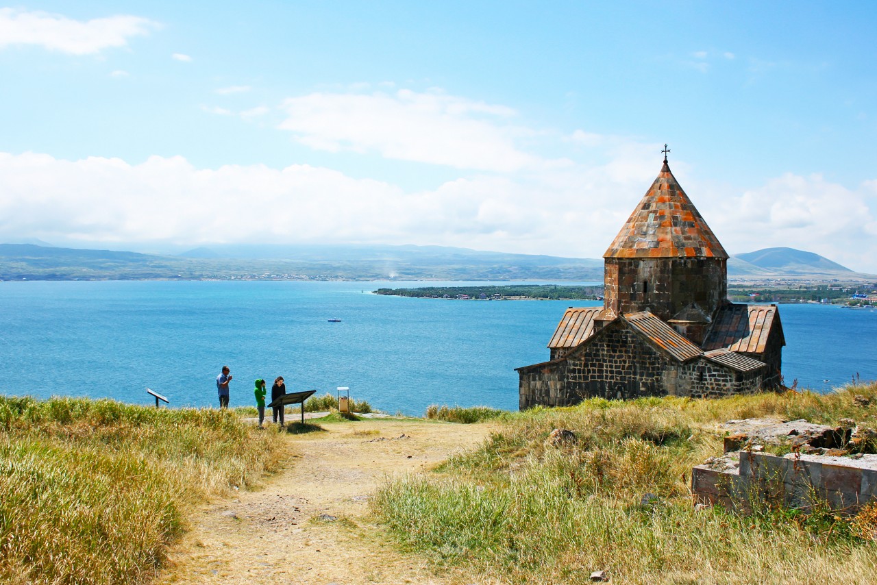 Le monastère de Sevanavank, sur la rive du lac Sevan.