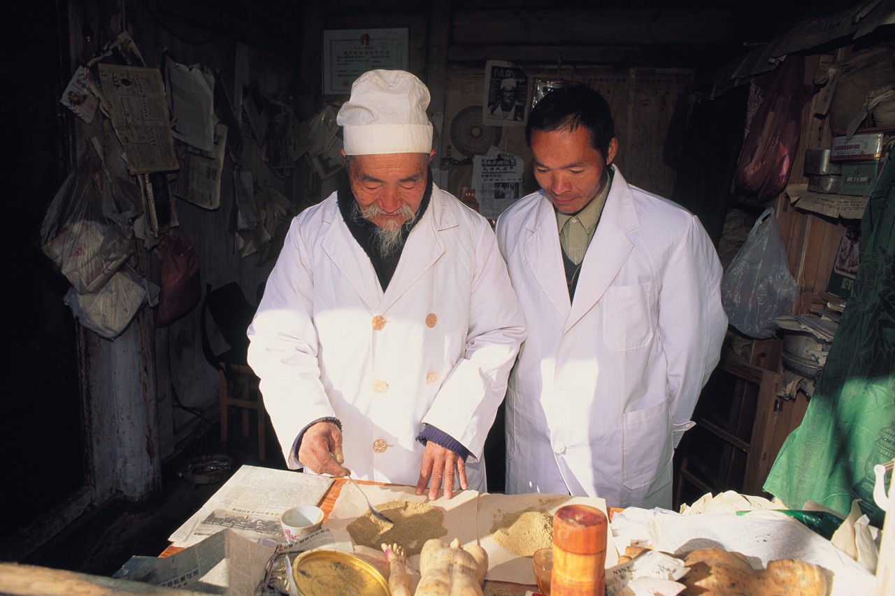 Docteur pratiquant la médecine traditionnelle.