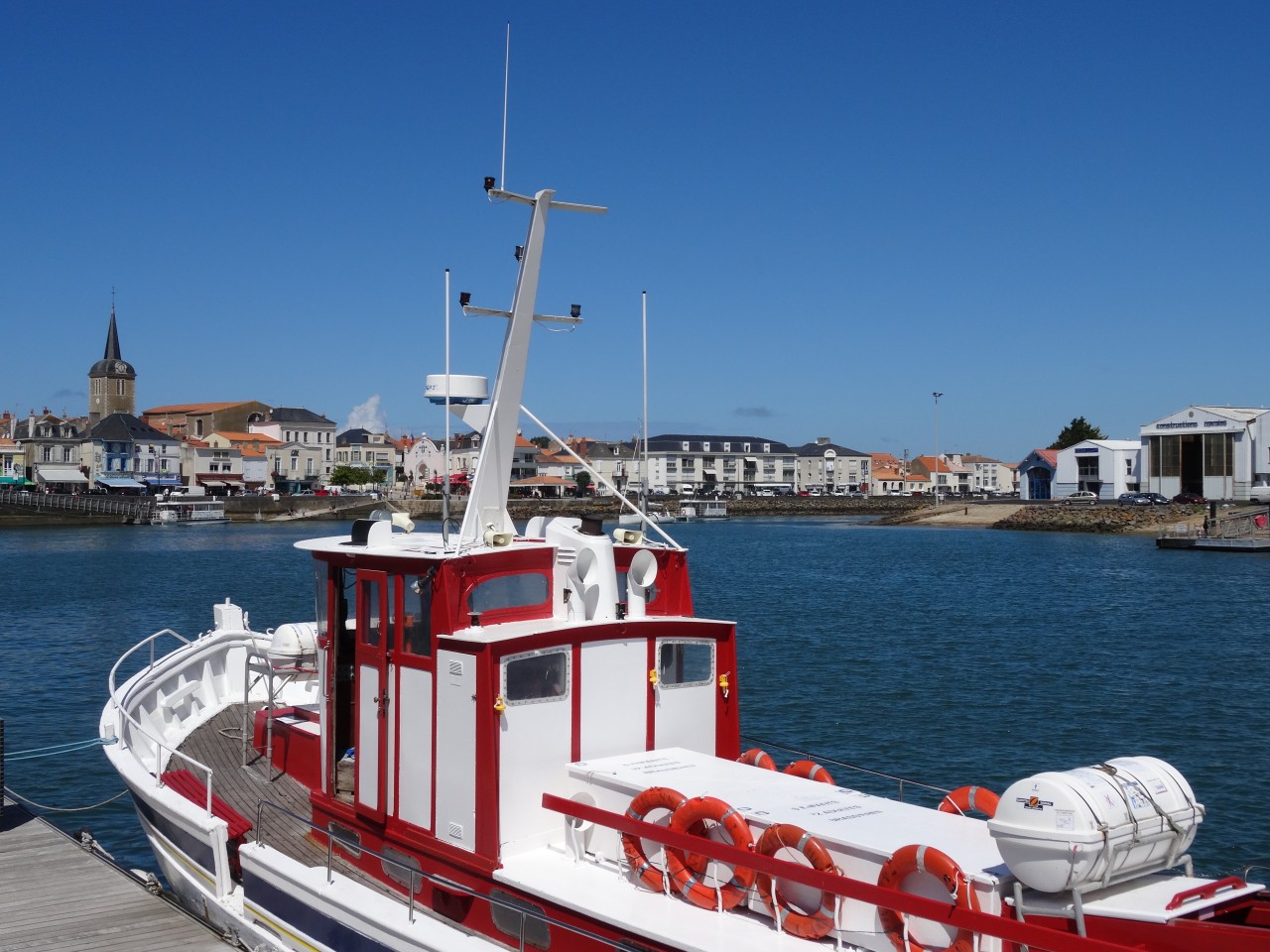 Bateau de pêche face à La Chaume.