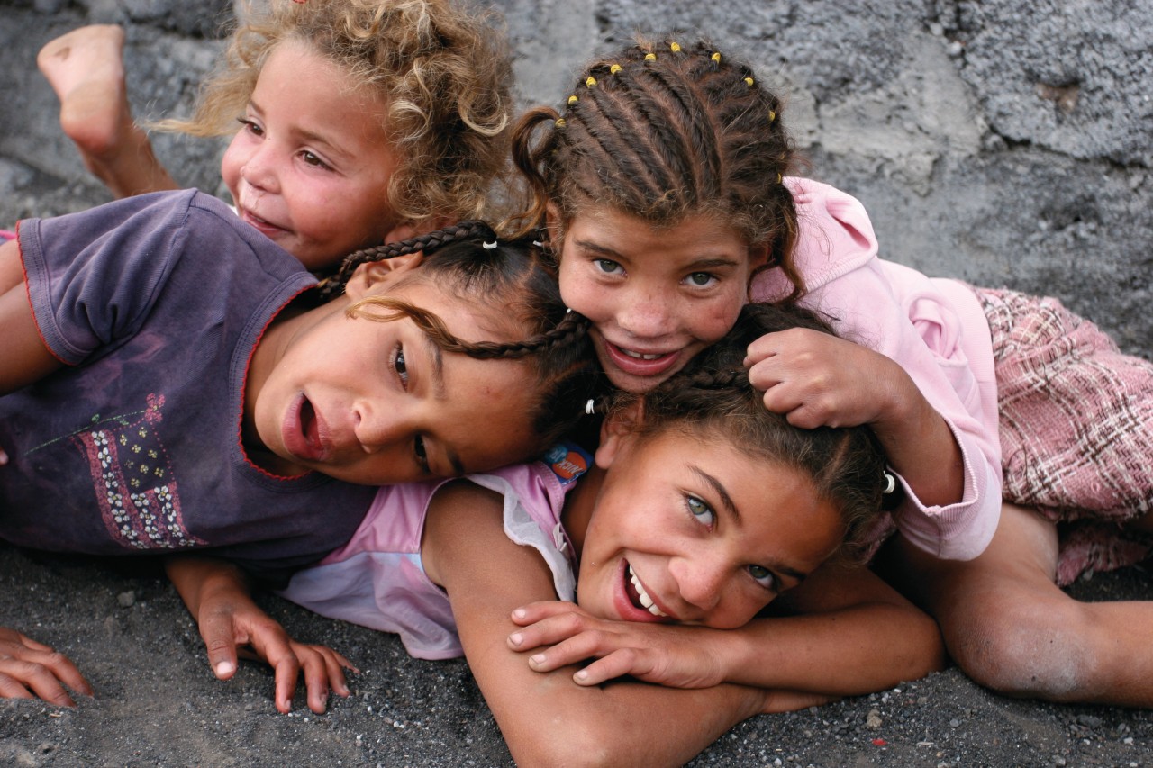 De jeunes soeurs jouent après l'école dans les rues du village de Chã das Caldeiras.
