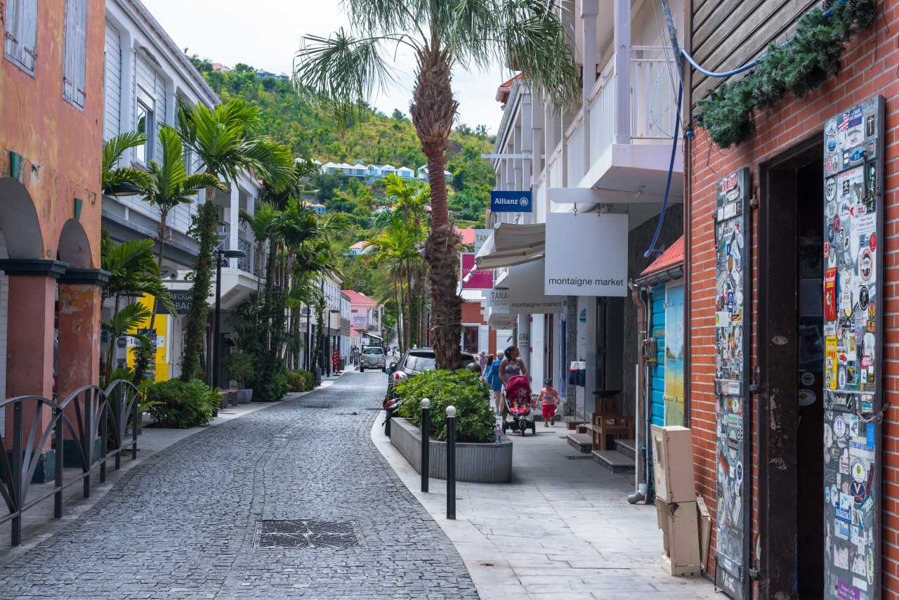 Promenade dans les rue de Gustavia.