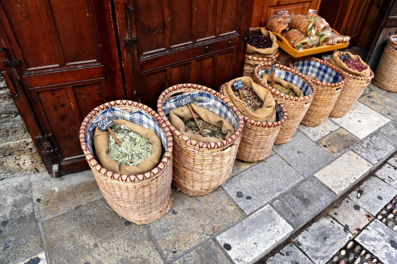 Herbes et épices dans le souk de Byblos.