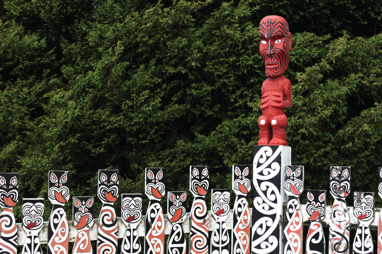 Statues maories à Rotorua.