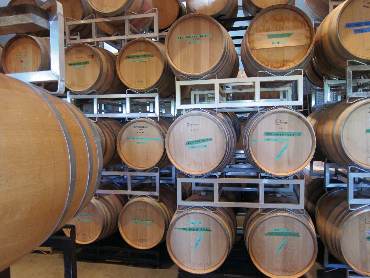 Vins en fûts de chêne chez un producteur de Kelowna.