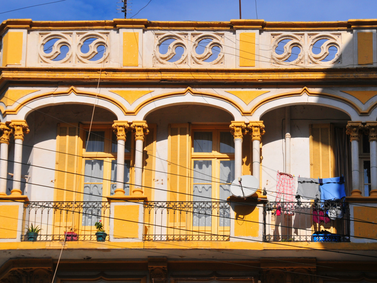 Balcon coloré de la rue Soers Ben Slimane, à Oran.