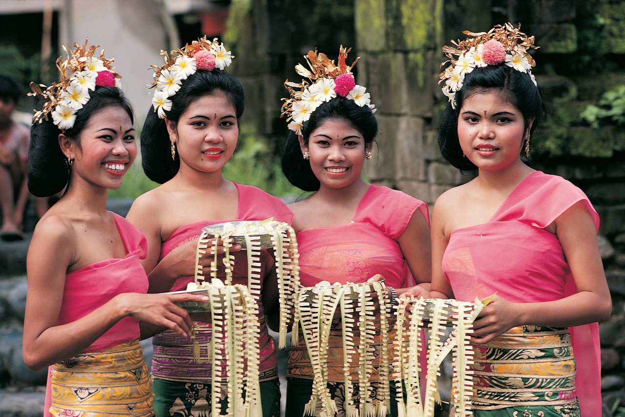 Cuatro bailarinas de hormigón.