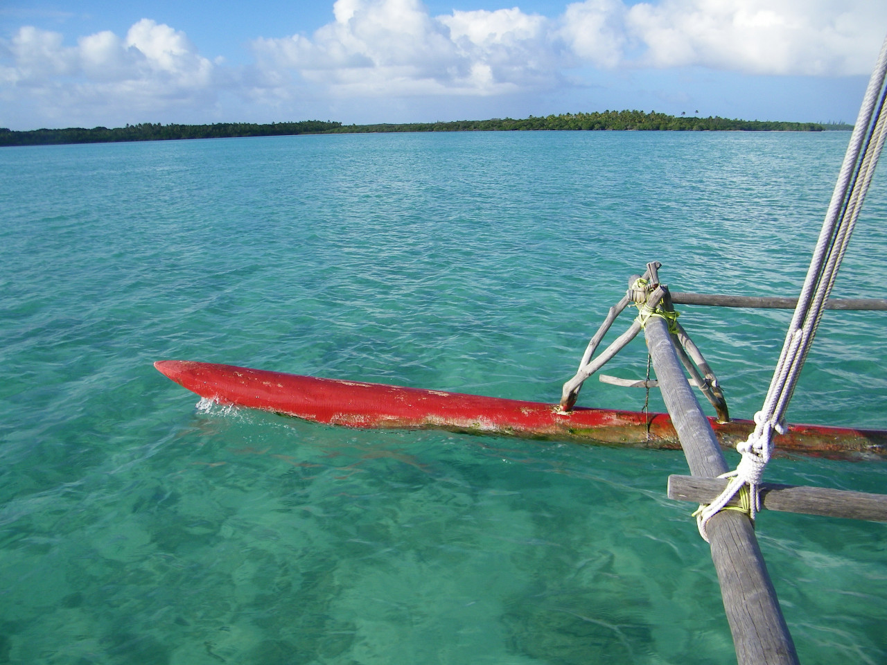 Pirogue traditionelle en partance pour la Baie d'Upi.