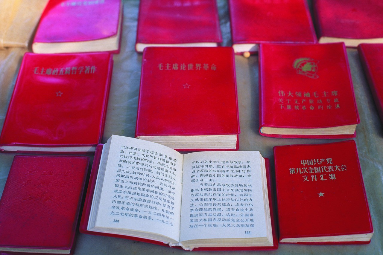 Petit livre rouge.