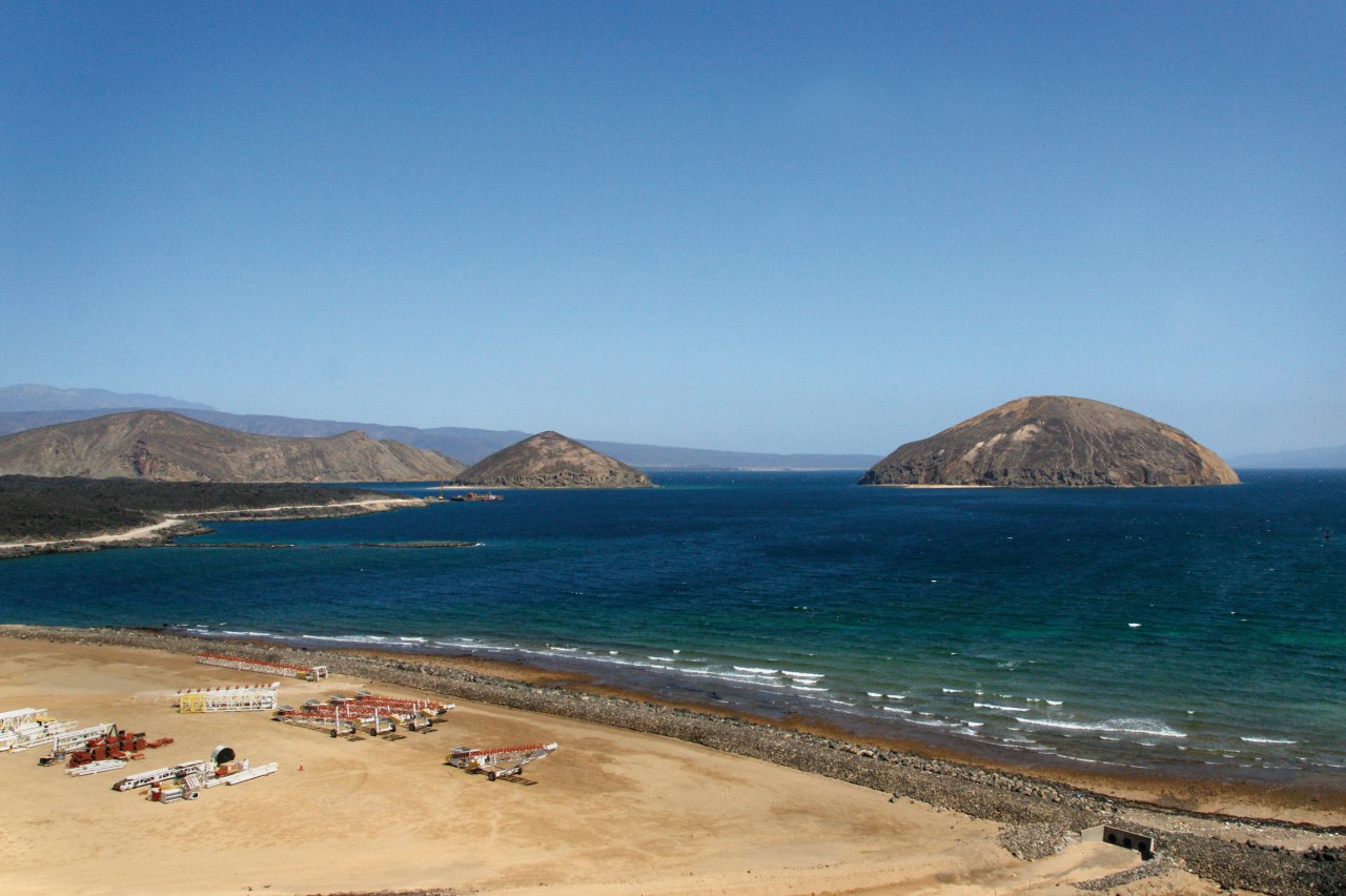 La plage et l'île de Guinni Kôma (ou