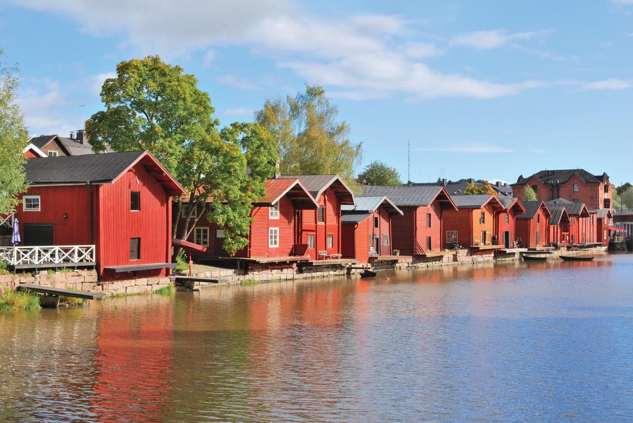 Les jolies maisons en bois colorées sur la rive de Porvoo.