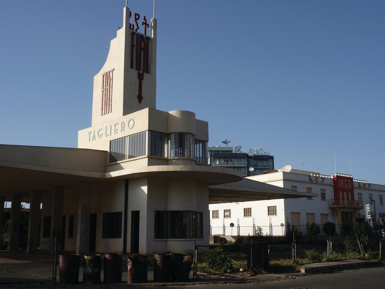 L'ancienne station service Fiat et le bâtiment IRGA, deux exemples d'architecture futuriste.