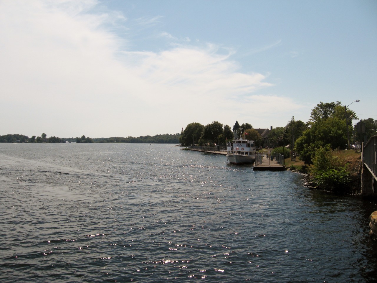 Quai et bateau des croisières dans les Mille-Îles.