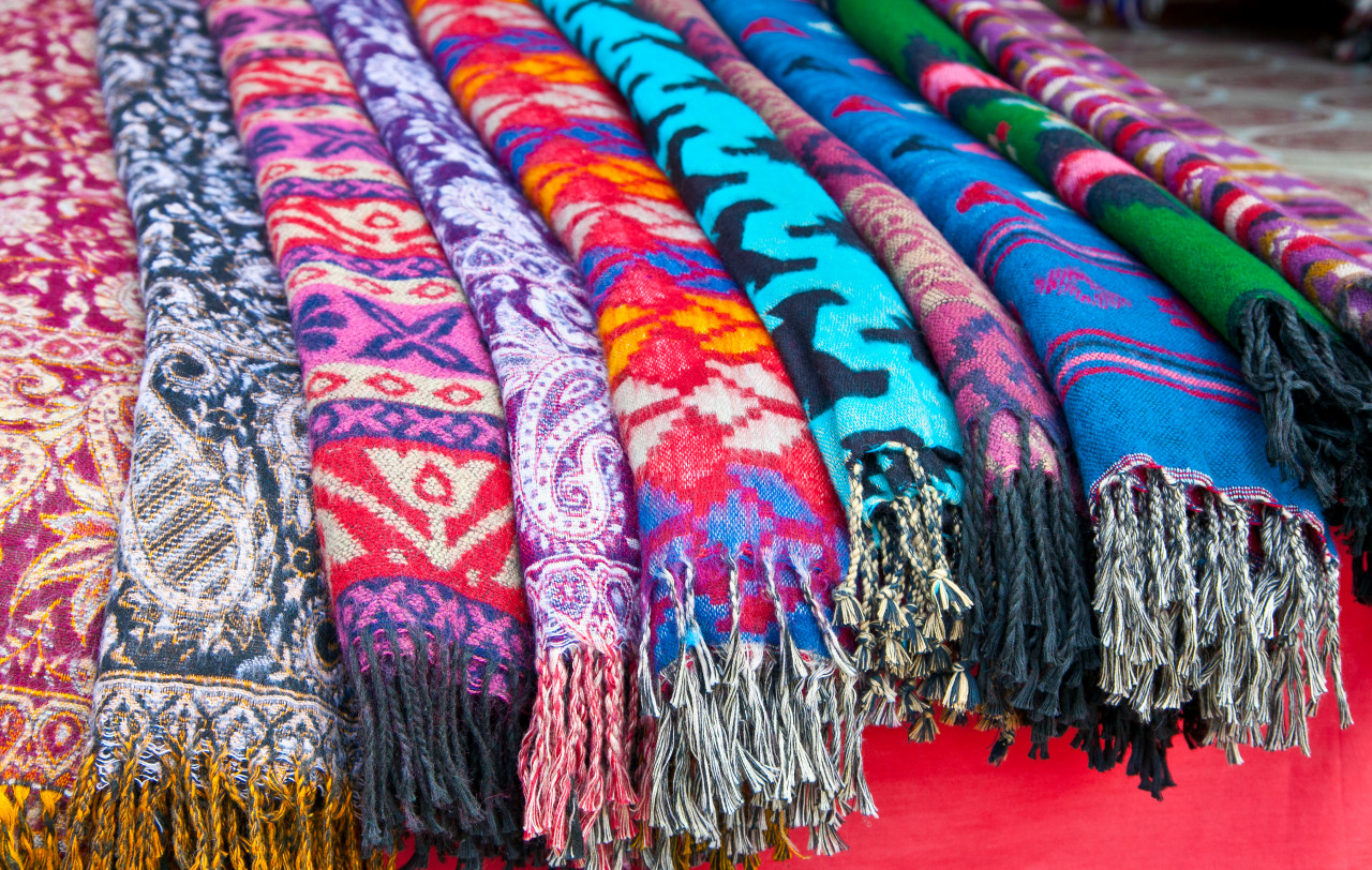 Pashminas sur un marché de Pokhara.