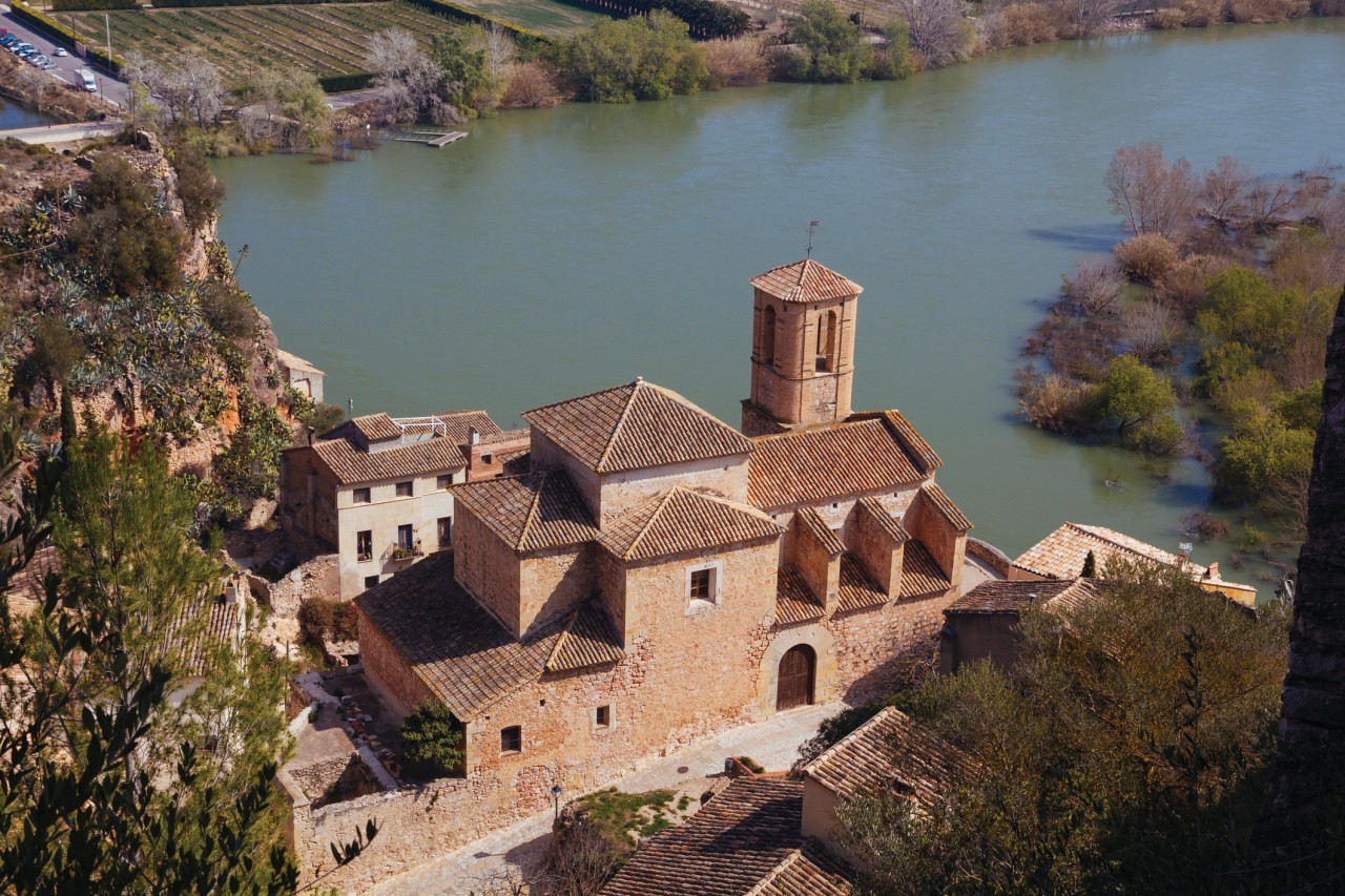 Vue aérienne de l'église de Miravet.
