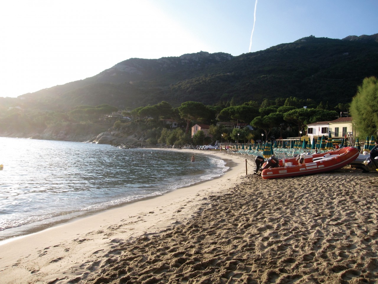 Petite plage de sable à Capo Sant'Andrea.