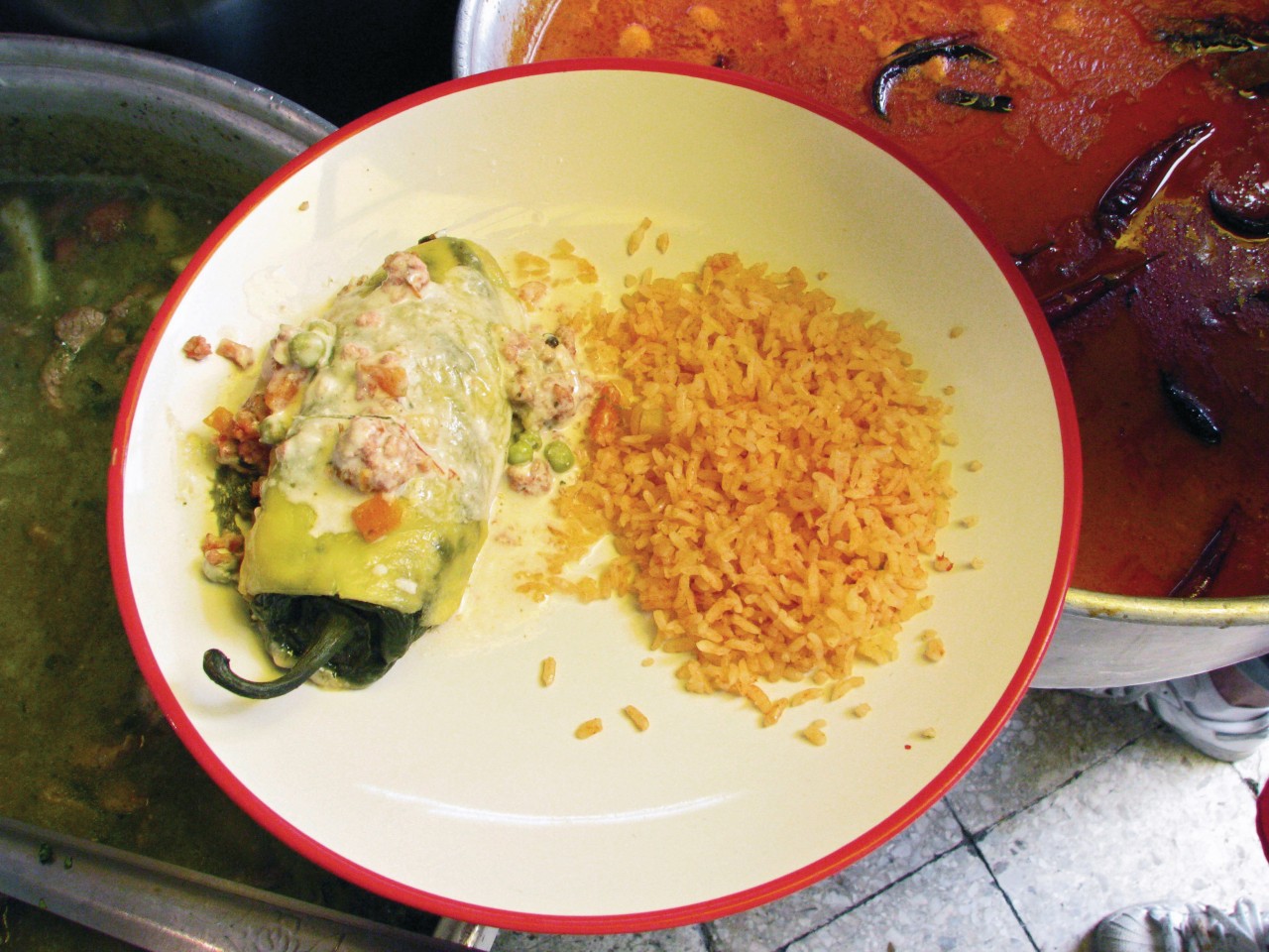 Plat typique de la cuisine mexicaine : piments fourrés.