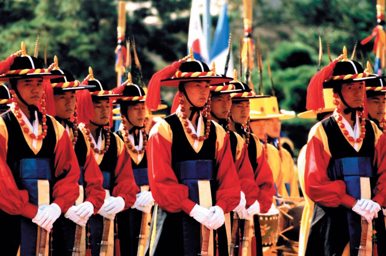 Changement de la garde royale au palais Deoksugung.