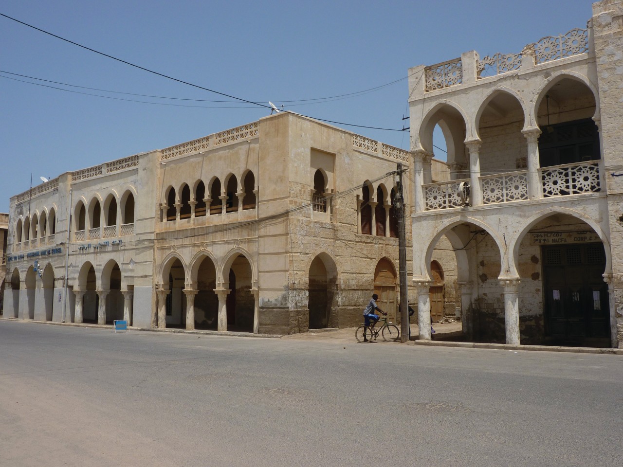 Longue allée d'arcades bordant le port.