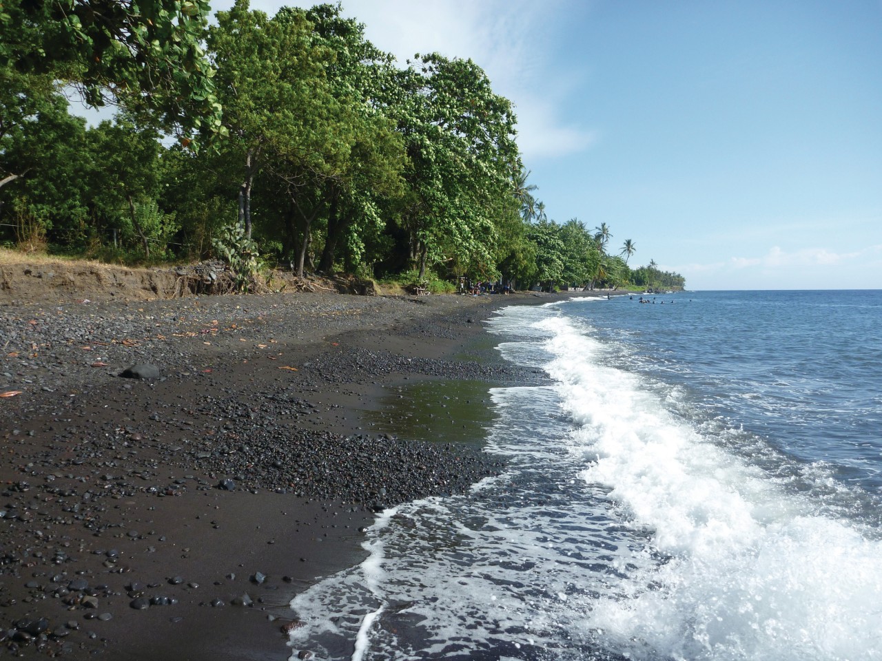 Plage de Tulamben, où se trouve l'épave d'un cargo américain.