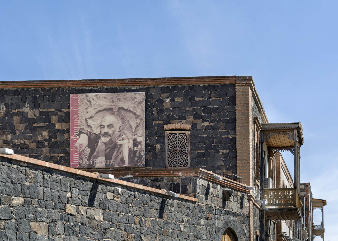Portrait de S. Paradjanov sur la façade de son musée à Erevan.