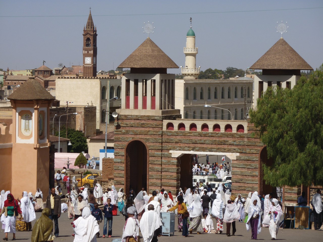 Les tours de la cathédrale orthodoxe, le clocher de la cathédrale catholique et le minaret de la Grande Mosquée témoignent de la diversité religieuse qui règne dans le pays.