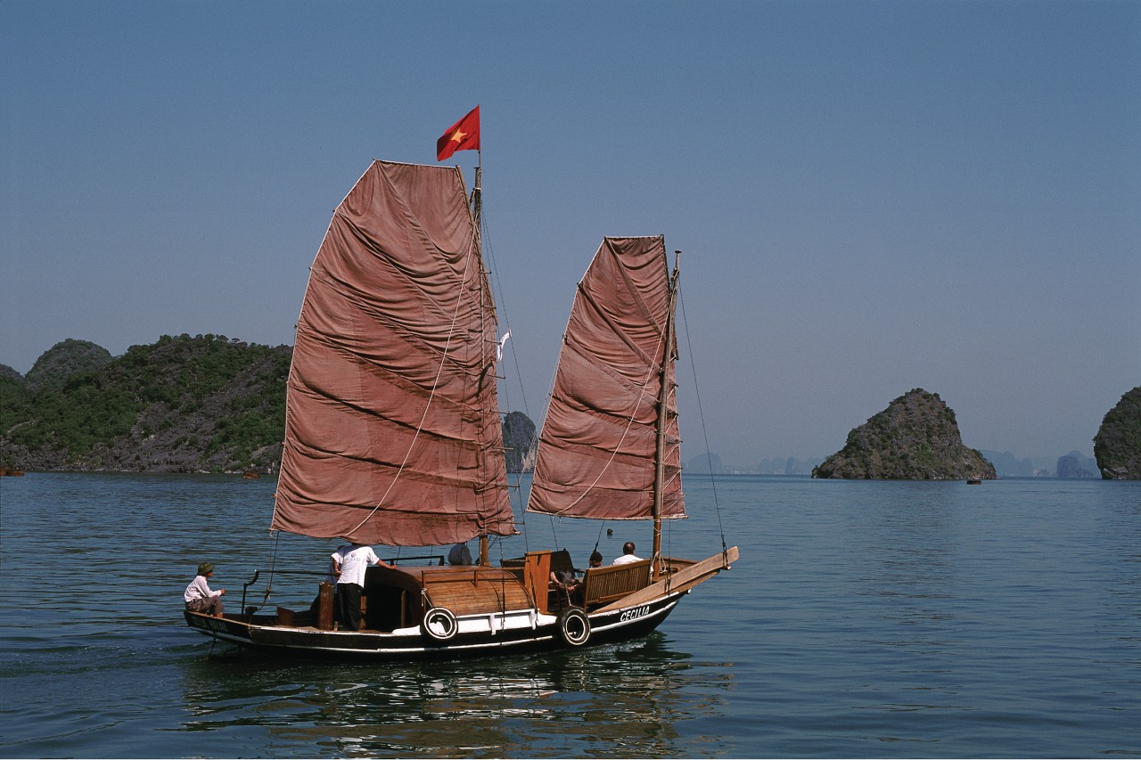 Bateau dans la baie d'Along.