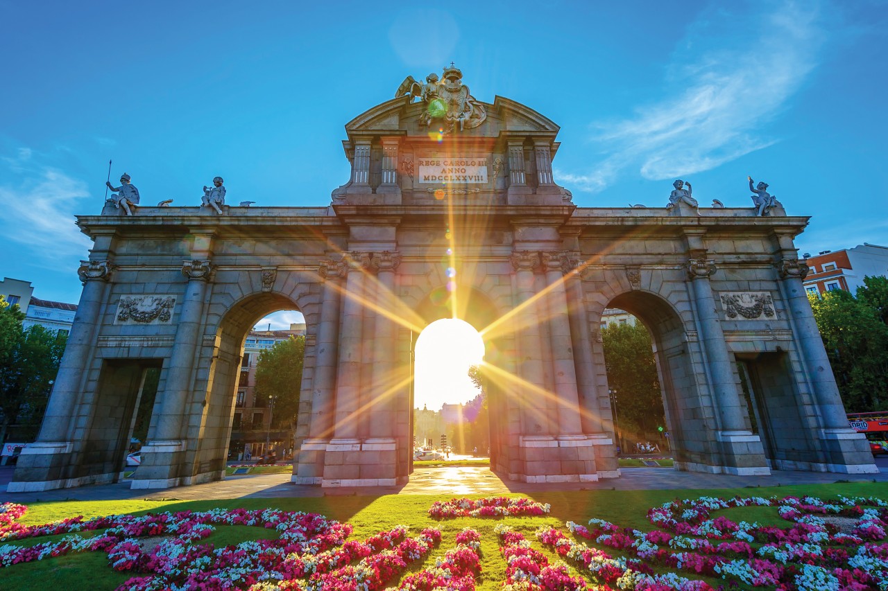 La Puerta de Alcalá au coucher du soleil.