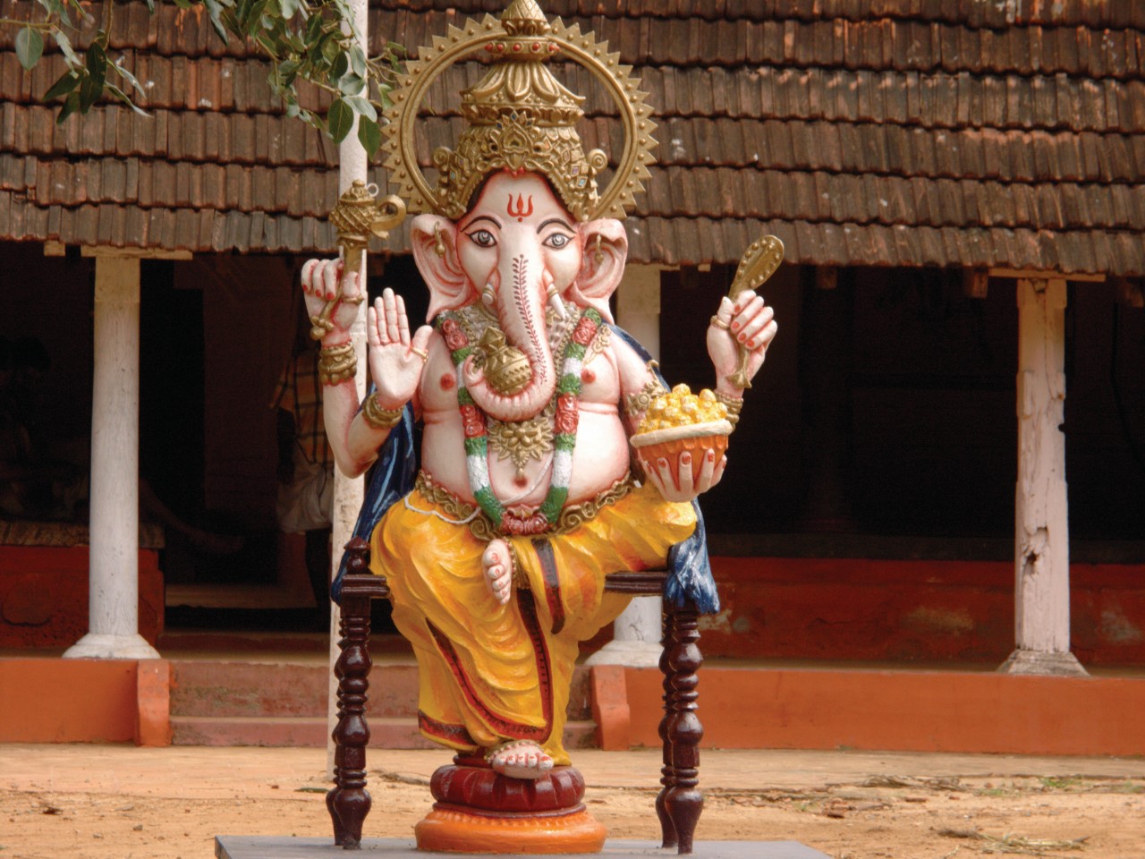 <p>Ganesh accueille les visiteurs de Guruvayur.</p>