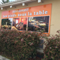 LES PIEDS SOUS LA TABLE