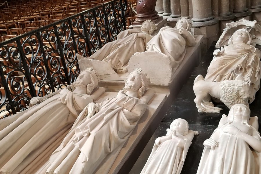 TOMBEAUX ROYAUX ET LEURS CHIENS