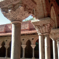 EL CLAUSTRO Y EL TÍMPANO DE LA ABADÍA-IGLESIA