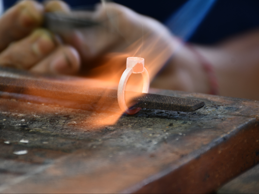 Fabrication de bijoux en argent avec les artisans