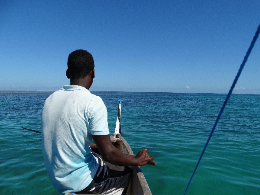 Piroguier Vezo sur la côte d' Ambatomiloha