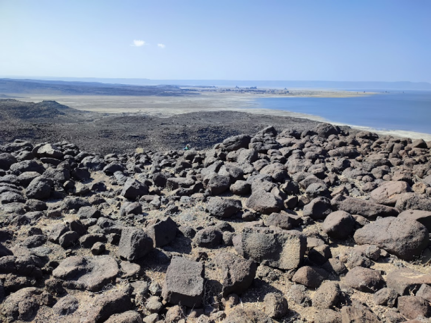 Peu après le départ du campement du lac Abbé, vue sur le lac et ses environs